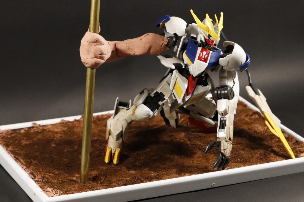 使用キットは1/100バルバトスルプスレクス。貧乏性からかの後々パーツとして使えるように本体は汚しのみという勝手な縛りを設けています。ダインスレイヴ弾頭はいつぞ前に友人からもらったエアガンのインナーバレル、腕やベースには百均の素焼き調の石紛粘土を使用。ベースは粘土の上から乾燥した出がらしのコーヒー豆を使用することで粒子感を出しましたが、色的に火星の大地にしては養分が多そうな感じになったと反省しています。