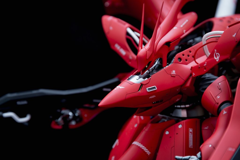 肩と胴体には動力パイプを付けました。　ツノは延長し、胸にはサイコフレームを意識したディティールを入れています
