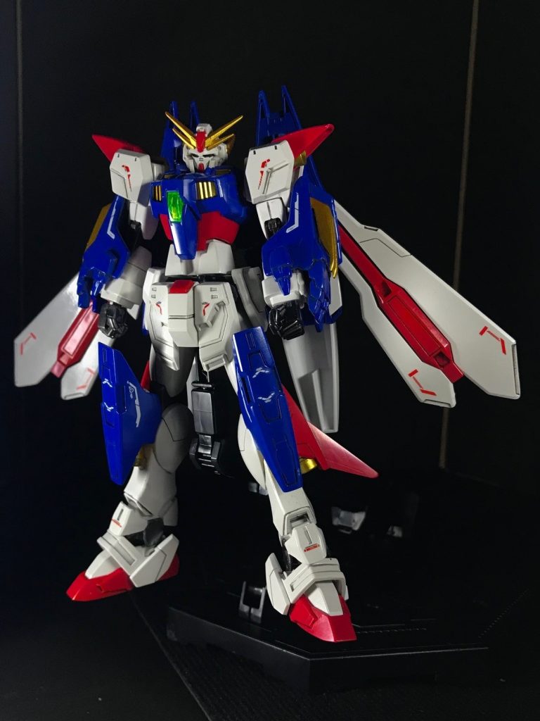 基本となるノーマルモード。この状態で敵と戦局を観測し、最適な形態へとモードチェンジしていきながら戦う。ウイングガンダムのパーツがひとつものないのにウイングガンダムEWアーリータイプのシルエットに似てるという不思議。シャイニングブレイクはもともとシャイニングガンダムの足を延長したものでウイングのスリムな足長シルエットが再現しやすいです。またMGゴッドガンダムの畳んだ背部スタビライザーとのサイズ比率が構近かったのも嬉しい誤算でした。