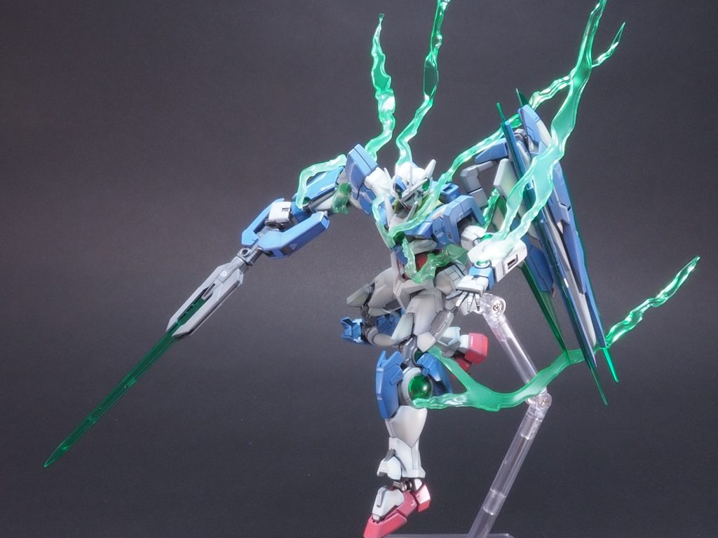 透明プラ板をロウソクで熱してエフェクトパーツを自作しました。パーツの隙間に差し込むように固定してます。