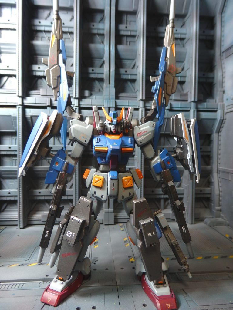 フル装備です。ビルドブースターMK2を装備してビームライフルを２丁担ぎ。ガンダムMK2のビームライフル２丁を手持ち。ガンダムMK2のシールドを前腕に装備。たぶん『HGUC ガンダムGP01』と『HGUC スタークジェガン』のライフルを両脚に装備。