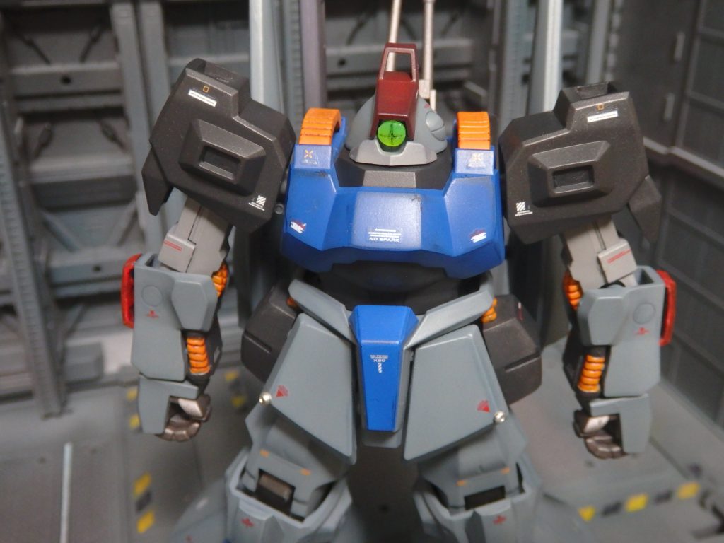 胸部が青くて、赤い挿し色が入っていると、ガンダムっぽくなりません？つま先を赤くするかどうか最後まで悩みました。制作ストーリーに投稿してありますが、どうしても気になって本体色を白系（ニュートラルグレー１）で塗装してみたのですが、あれはあれで有りな気がします。 