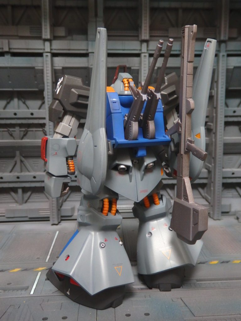 今回初めて、スラスター？アポジモーター？を表現してみました。ピンバイスで窪みを深くしてから、百均で購入したビーズをシルバーに塗装して貼り付けてあります。結構気に入ってます。今気づきましたが、右足のビーズが取れてますね。後で直します。