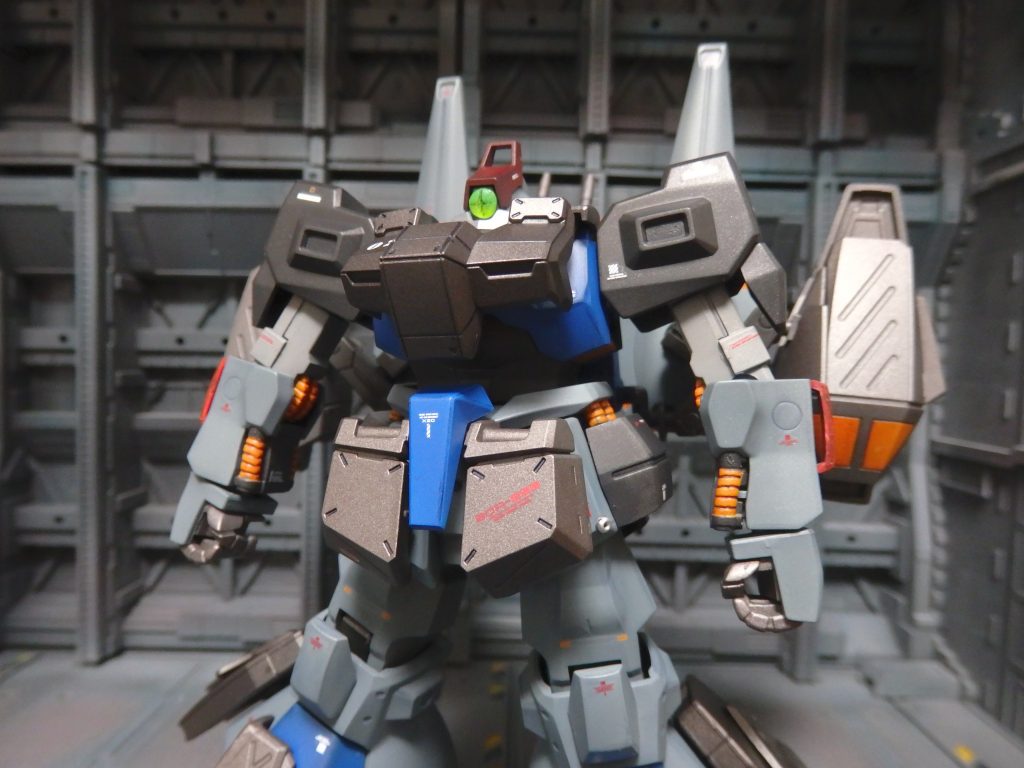 機体のコンセプトは『超近接戦闘専用機』です。戦闘スタイルは『猪突猛進』。追加され増幅した推進力を以って敵陣に突貫し、MSの主力武装であるビームサーベルで接近戦を仕掛けます。その為の重装甲です。被弾して役に立たなくなった装甲はパージ可能です。そこで後方から援護射撃するのが、ビルドガンダムMK2 Tichi改という訳です。ここまで考えて、あれ？両方ともTichi専用機だったら同時に出撃できないじゃん！と気付きました。そんな訳でTichiはパイロットではなく、自分好みにMSをカスタムしちゃうメカニックマンという事にします。