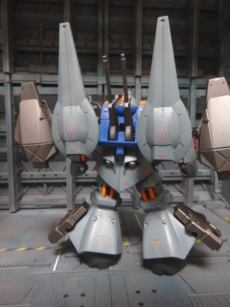 塗装は充電式エアブラシです。下地塗装：黒(Mr)上腕などのグレー：ニュートラルグレー３(g)前腕や腿のグレー：ニュートラルグレー３(g)＋MSブルー(Mr)＋黒(Mr)肩や足のグレー：ニュートラルグレー５(g)赤：MSレッド(Mr)＋黒とか色々オレンジ：エヴァオレンジ(Mr)黒：焼鉄色(Mr)トップコート：EXフラットクリア(g)＋フラットベースなめらかスムース(Mr)今回は、今後の調色を少しでも簡単にする為に、ガイアカラーのニュートラルグレーを採用しました。ニュートラルグレーは１～５までありますが、購入出来たのは１・３・５の３本だけでした。１・３・５はそれぞれどんな感じのグレーなのか、とか自分が好きなグレーは、何番をベースにしたら作りやすいか、などを確認していきたいと思います。