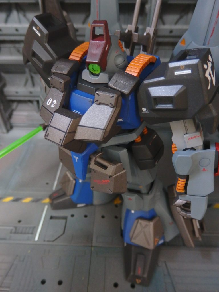 ガンダムMK2が機体番号１、リックディアスが機体番号２という事で、肩に漢字デカールを貼りました。カッコイイ。胸部アーマーを機体に接続しているのは、MSのハンドパーツ（手の甲）です。お腹？そけい部？のアーマーにはランナーで軸を作って通してあります。ミキシングもパーツ加工もまだまだ不慣れですが、面白いです。今後も楽しんで行こうと思います。最後までご覧いただきありがとうございます。