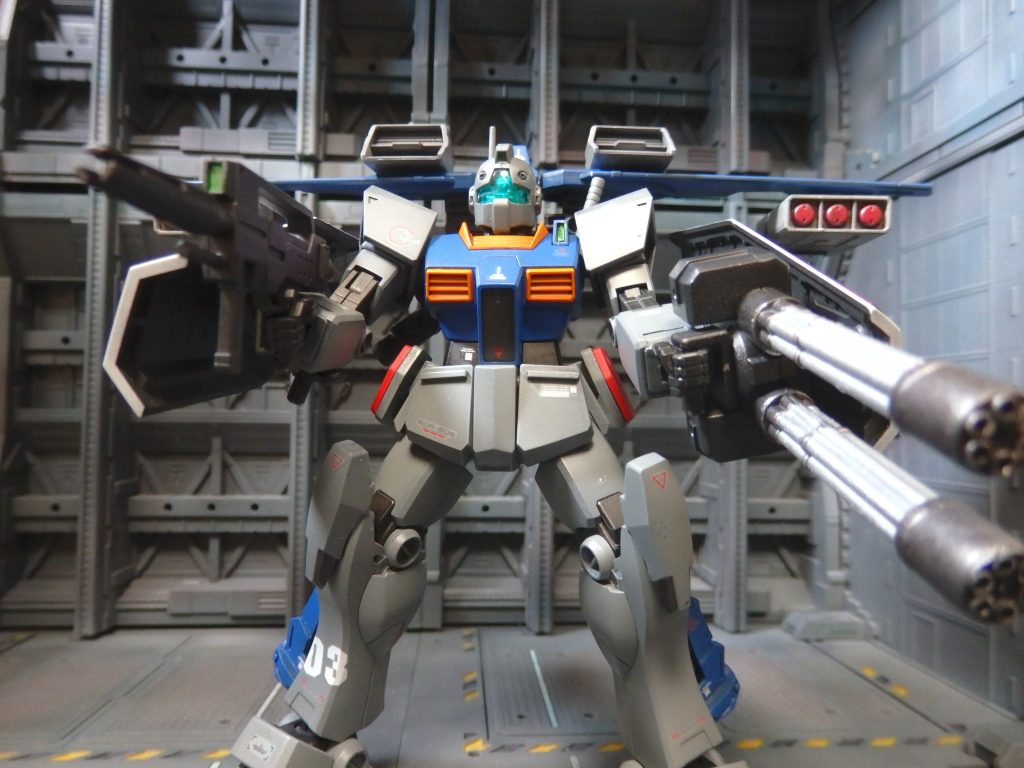 ガトリングガンと言えばこんな感じのポーズがお約束ですが、両手に持っていないと様にならないですね。機会があったらもう一丁ガトリングガンを入手して、両手に装備したいものです。今回は今までやっていないデカールワークに挑戦しました。凹モールドを跨いだ箇所と、パーツの角、いわゆるC面に跨る箇所にデカールを貼りました。タミヤのデカール軟化剤『マークフィット』を塗布した上にデカールを貼り、溝になじませたり、C面に合わせて折り曲げたり、ラジバンダリ。漢字デカール、カッコイイですよね。小隊の３番機なので本体に『参』を貼りましたが、もう一枚貼りたくなって、シールドに『零』を貼ってしまいました。零に意味はありません(^^ゞ