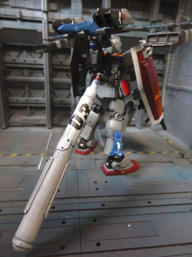 塗装が出来ない日が続いた際、思いつきでプロペラントタンクを作ってみました。ガンダムマーカーのスミイレペンなんですが、それっぽく見えれば本望です。塗装は充電式エアブラシです。下地塗装：ニュートラルグレーV(g)青：キャラクターブルー(Mr)＋色々赤：MSレッド(Mr)＋色々オレンジ：エヴァオレンジ(Mr)薄いグレー：ニュートラルグレーⅢ(g)濃いグレー：ニュートラルグレーⅢ(g)＋青暗いグレー：ニュートラルグレーV(g)武器の部分塗装：焼鉄色(Mr)シルバー：EXシルバー(g)トップコート：EXフラットクリア(g)＋フラットベースなめらかスムース(Mr)頭部バイザーの下：ガンダムマーカーシャインシルバーを筆塗り