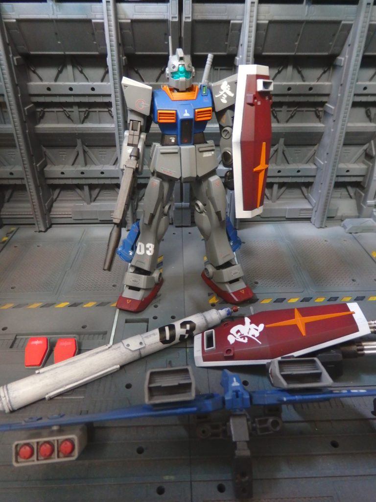 改めてジム２を見たとき『脚！長！』と思ったので、さらにバランスを崩すべくEGガンダムの膝パーツを追加してあります。前回のガンダムMKⅡの様に膝パーツを焼鉄色で金属っぽくするか悩んだのですが、こっちで正解な気がしています。脚のバーニアは接着してあるので外せませんが、それ以外は取り外せます。