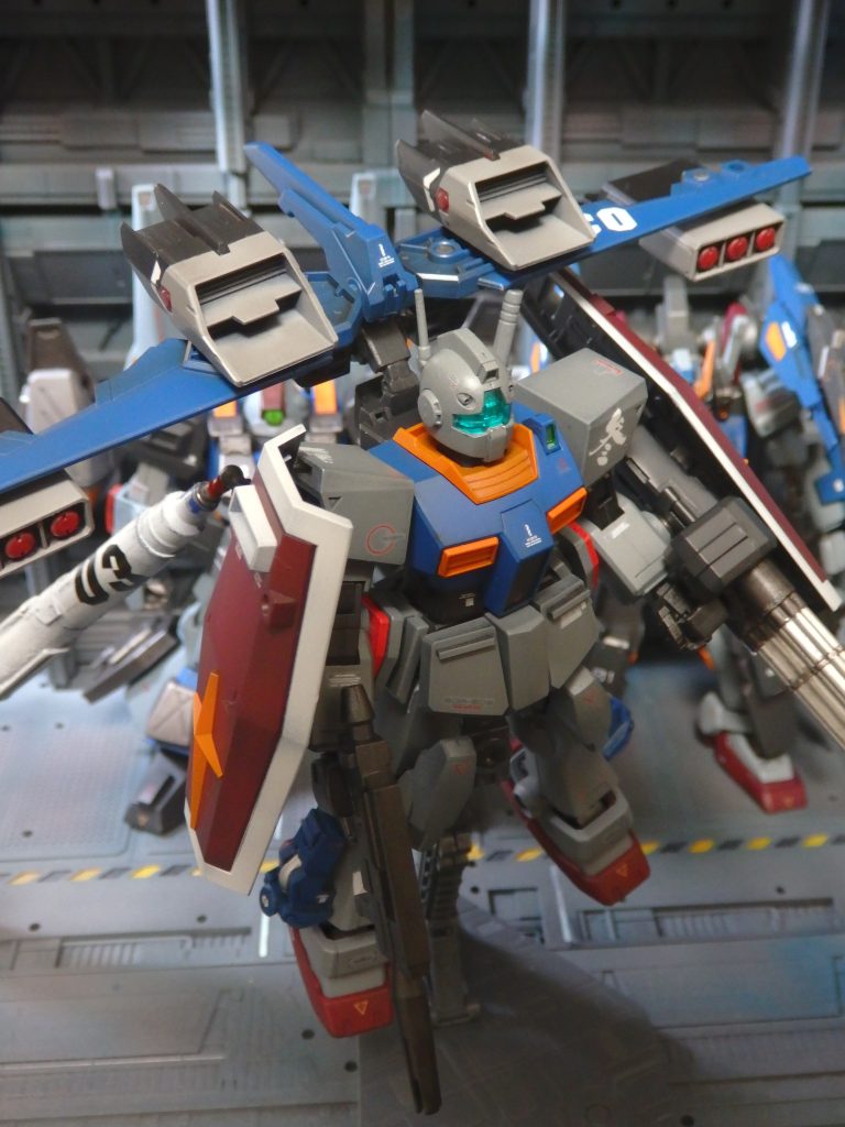 GMⅡ Tichi改の武装は下記の通りです。■頭部60mmバルカン■ビーム・ライフル■ビーム・サーベル■ダブルガトリングシールド■フライトシステム＆ミサイルランチャーダブルガトリングシールドはサーペントカスタムのダブルガトリングガンとガンダムのシールドを組み合わせました。ガトリングガンとジムの腕の両方にネオジム磁石を仕込んである為、しっかり保持出来ます。フライトシステムはガンプラバトルアームアームズのパーツを、あれしてこれして、でっち上げました。脚に追加したスラスタユニットは、バンダイGFFの何かのパーツです。何のパーツだったか覚えていません。使用キット『HGUC ジムⅡ』『HGBC ガンプラバトルアームアームズ』『HGFA サーペントカスタム』『EG ガンダム』バンダイGFFの余りパーツ