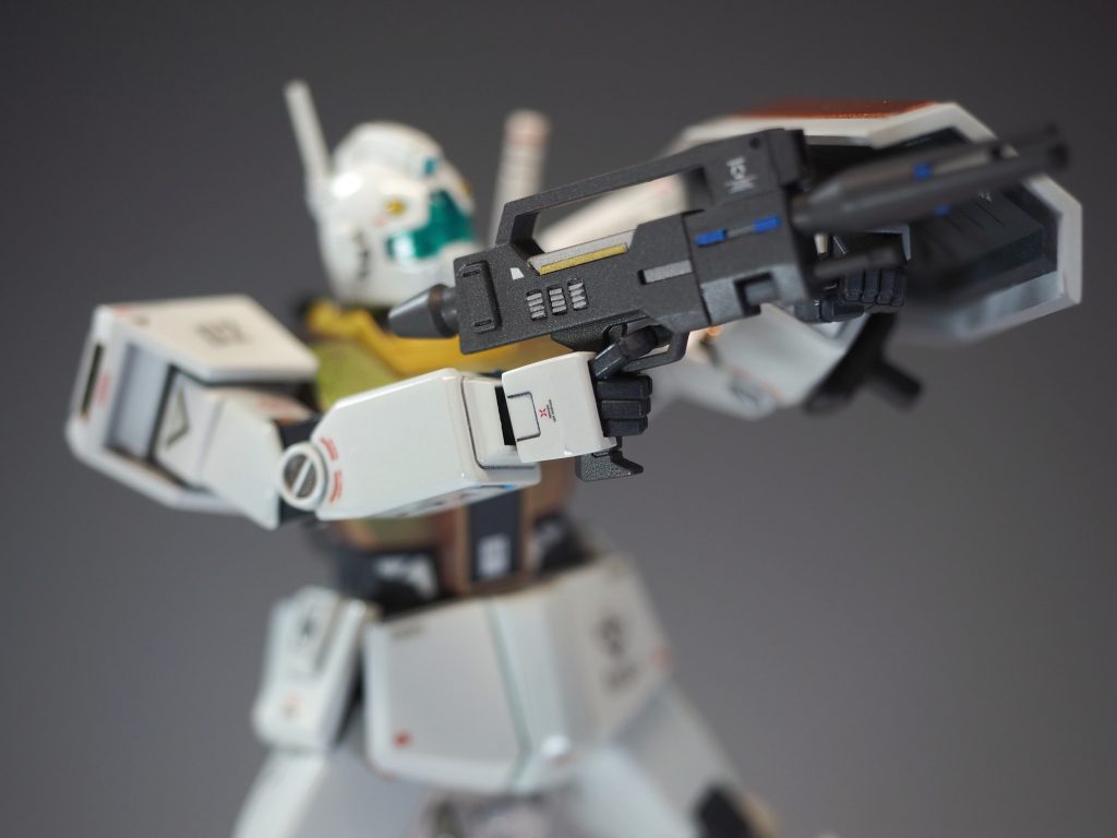 手首はウェーブのフラットバーニアの中をくり貫き、ちょっとした袖を作っています。くり貫いた側の板は波モールドがあるので、ライフルのディテールアップに活用しました。