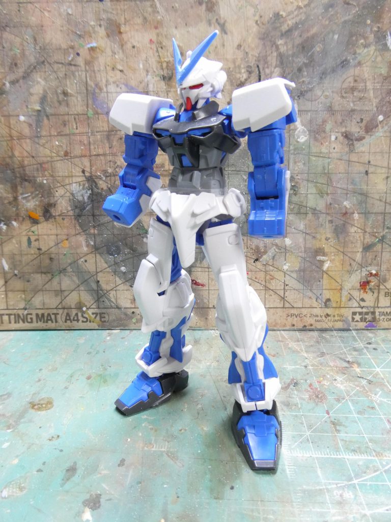 製作途中の画像です。HGCEのレッドフレームではなく、古いHGのブルーフレームを軸に作りました。Vアンテナが厚ぼったかったので、シャープ化することで解消。胴を2mm延長、肩関節の取り付け位置を上に1mm上げました。