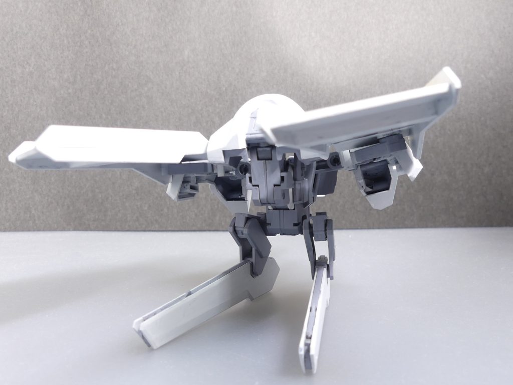 武装無し背面。ゼットコン、市場には見慣れた機体しかないところで思いだしたマテウス制作時の残り。基本的にはハイゼンスレイIIの腰パーツです。それを戦闘機もしくはMAに見立てつつHGダブルオーの腰関節をかまして脚部(これもハイゼンスレイIIの脚部の一部)を付けました。