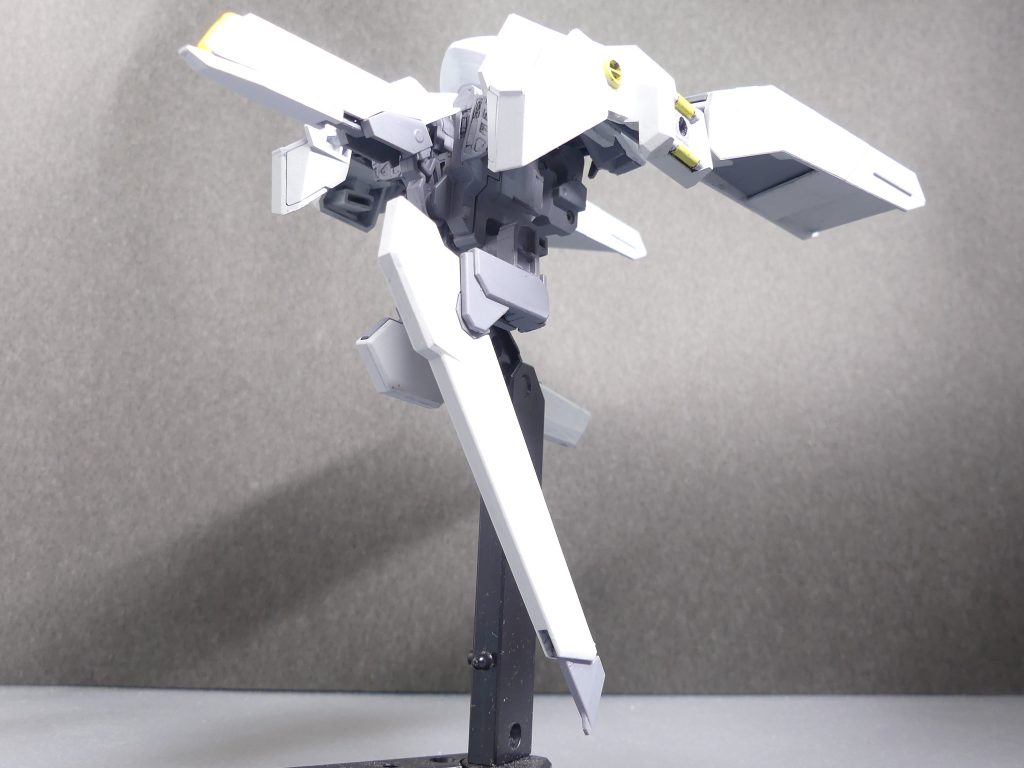 Gボトム・イナバ【シャルドネ】:ハイゼンスレイIIのパーツからアルザスが組み上げた戦闘機。武装は脚部の小型ブレードと先端のメガ粒子砲のみで少ないものの左右のウェポンベイで拡張可能。そのあたりは、長年GBNで武装テストを担当してきたアルザスの感性が光る。