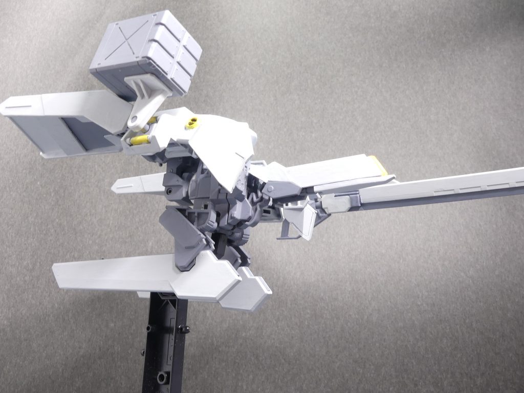 ウェポンベイ:左右には各種武装を懸架可能。基本的にはロング・ブレード・ライフルとミサイルポッドを装備、先制攻撃や哨戒・連絡任務に使用する。余りひねらずにフライルーなどから。