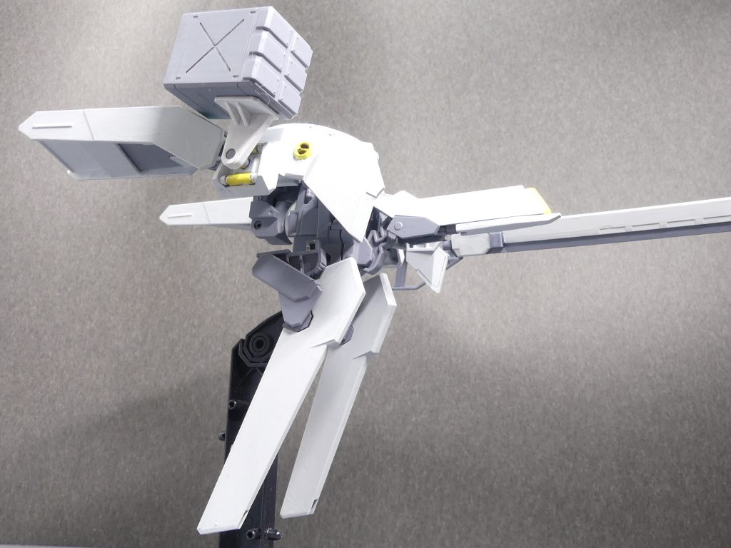 脚部を展開すると小型のMAっぽくなります。