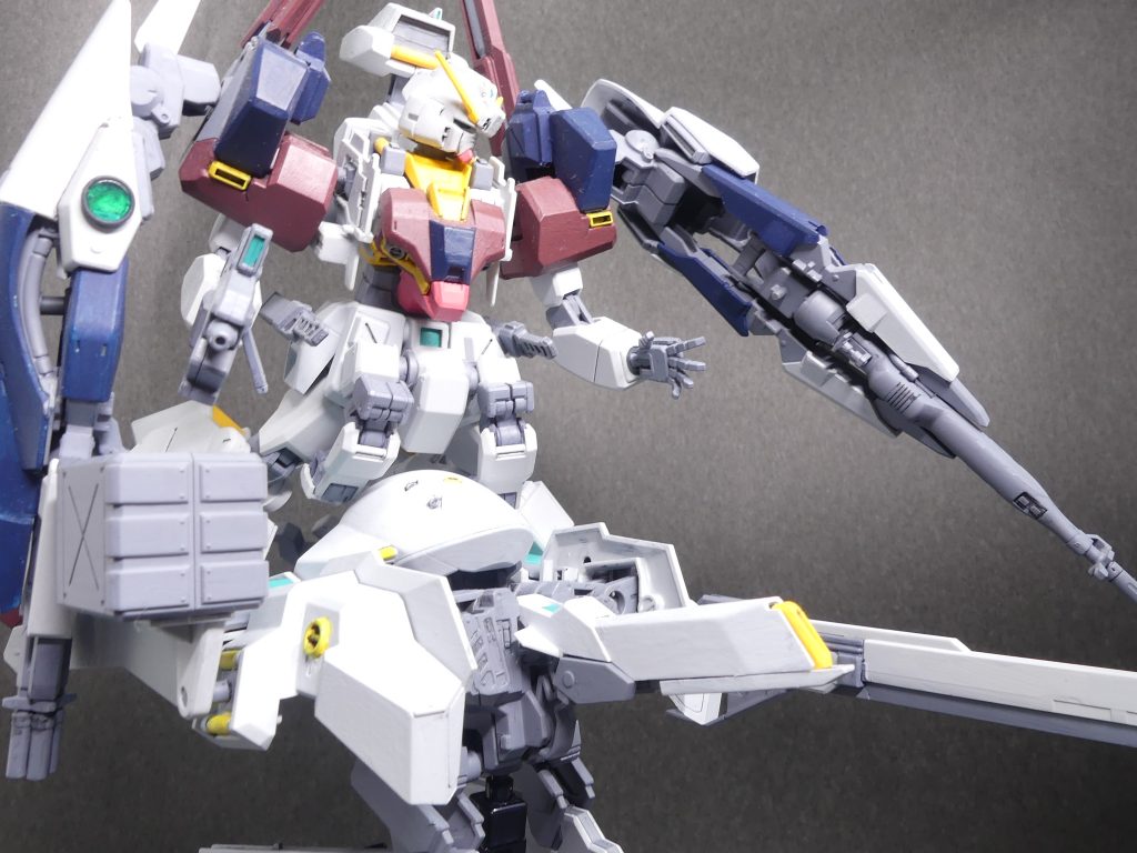 第144改「アルザス、飛ぶ」・・・えっと、待った?超久しぶり。アルザス・リースリング(申し訳なさそうな顔をしながら)・・・。あ、うん、この間まで何してたかって、きっと忘れてると思うから・・・まずは概略を思い出してと。あたし達はフォース・「アルケミスト」。ハタモトさんやキルシュ君(新機体作成中)、サラハチ達と仲良くやってるところ。今は新有志連合「ネクサス」の一部として、フォース・「メメント・モリ」との戦いを続けていて・・・・・・で、今も戦ってるとこ。あたしのガンプラはハイゼンスレイ・マテウス。エルドラ事件の時にこしらえた最強の奴。今はSFS・・・ハイゼンスレイIIの残りパーツで仕上げた新型サポートメカで空中戦ね。久々の新作よ。GBNの仕様上、SFSは同時に操縦しなくちゃいけなかったりエネルギー効率の面からもおすすめは出来ないんだけど(こちらの改を参照)・・・ま、こっちの方が絵になるでしょ。MSを使う任務じゃないときにはこっちの方が「速い」ものね。・・・さて、あのELダイバー達はあの後、どうなったかしら。エグザマクス世界にいた間、やられてないとは思いたいけど・・・ね?