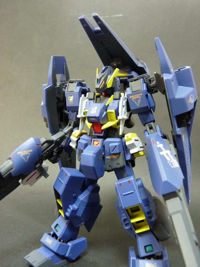 高速戦闘形態。敵基地への強襲戦闘および一撃離脱戦法に特化した形態という設定。シールドブースターを3つ装備した形態です。