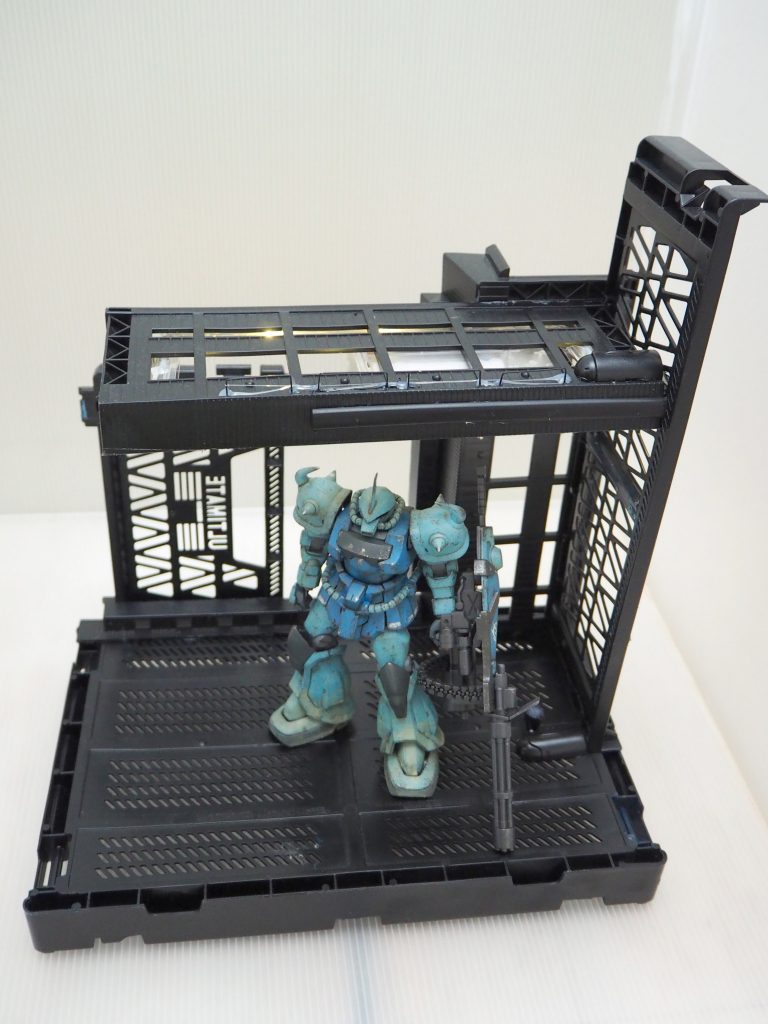 全体ヤスリがけ面出し合わせ目処理ラッカーにて塗装エナメル塗料にて墨入れ、細部塗り分け。つや消しトップコートウェザリングモノアイ部分加工スリットを細く、先端部をVの字にアンテナ削り込みガトリングの弾倉部分をジッパーパーツに変更スコープ部分を透明パーツに※アーマー内部見える範囲は暗色にて塗装しています（肩内部や裾、前垂れ裏など）https://page.auctions.yahoo.co.jp/jp/auction/h574358870