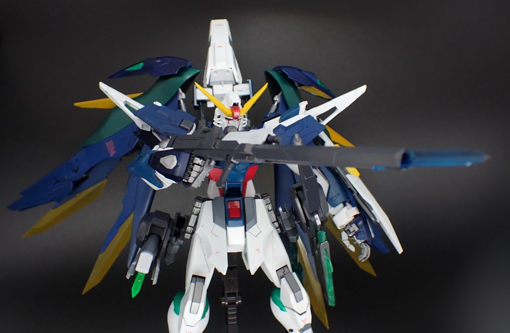 ルガー・ビームライフルデスティニーガンダムの基本武装であるビームライフルを改修したもの。先端から発生したビーム刃によって対象を切り裂きながら内部のコアを撃ち抜く、近接武器としての運用が可能。