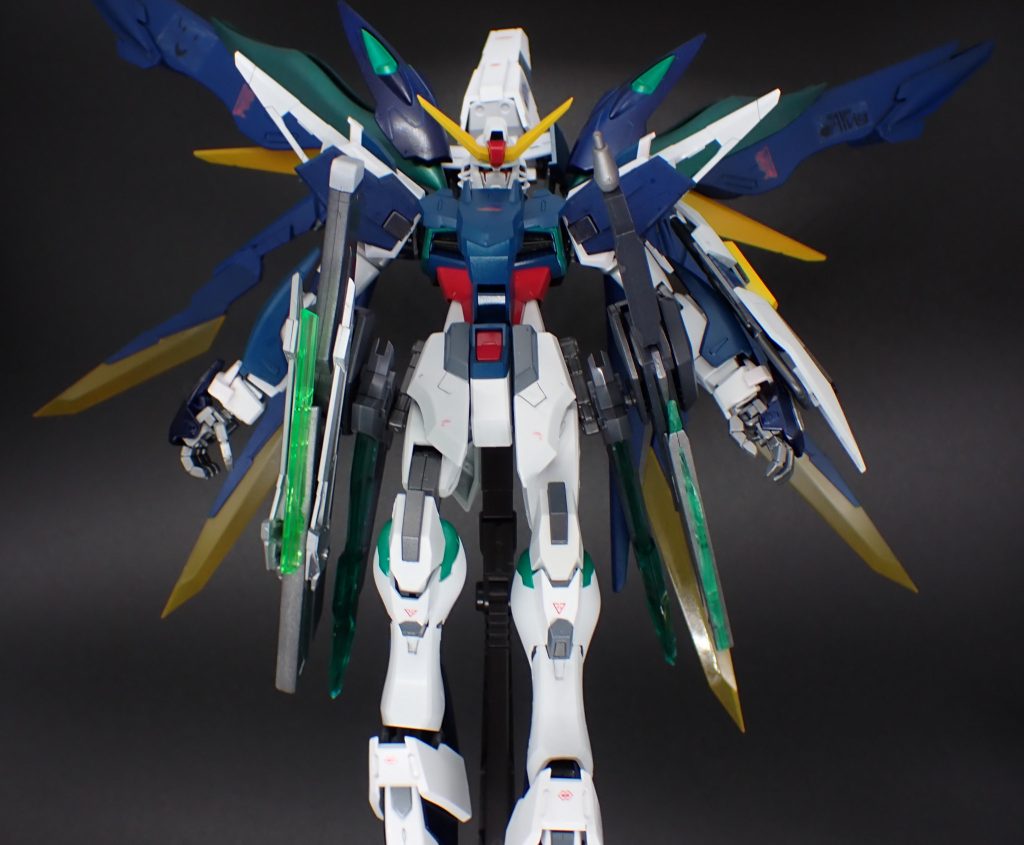 バックパックにはザルヴァートル化によって同化ブレードが加わった。ドラグーンのように分離させながら敵に突き刺し、同化することが可能。