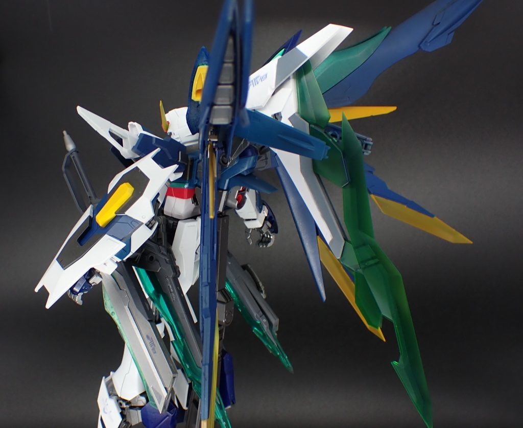 背面にはファフナー系列に特徴的な大型のスタビライザーが配されている。これは竜宮島での改修時に追加されたものである。