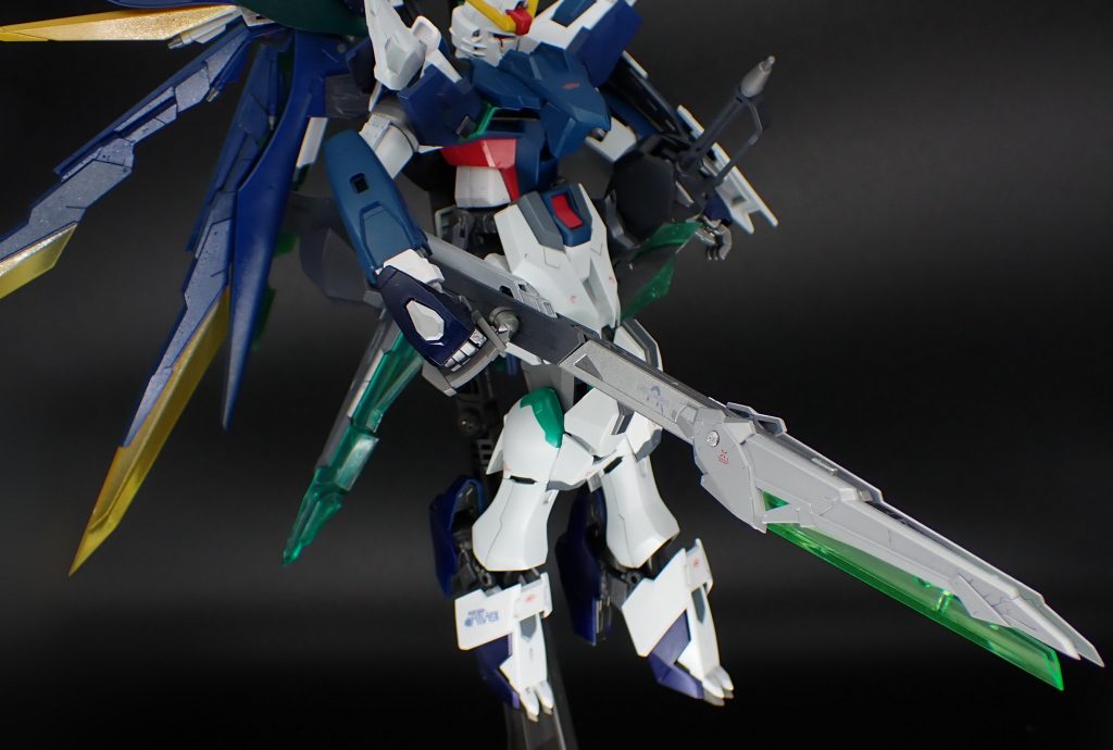 改修型高エネルギー長射程ビーム砲デスティニーガンダムに装備されていた同型武装を竜宮島の技術によって改修したもの。先端には振動ブレードが追加されており、接近された時には緊急避難的に近接兵装として使うこともできる。