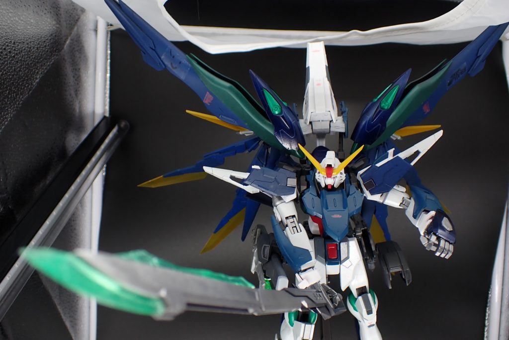 アロンダイト改修型デスティニーガンダムの同名武装を改修したもの。実体ブレード部分が強化されている。