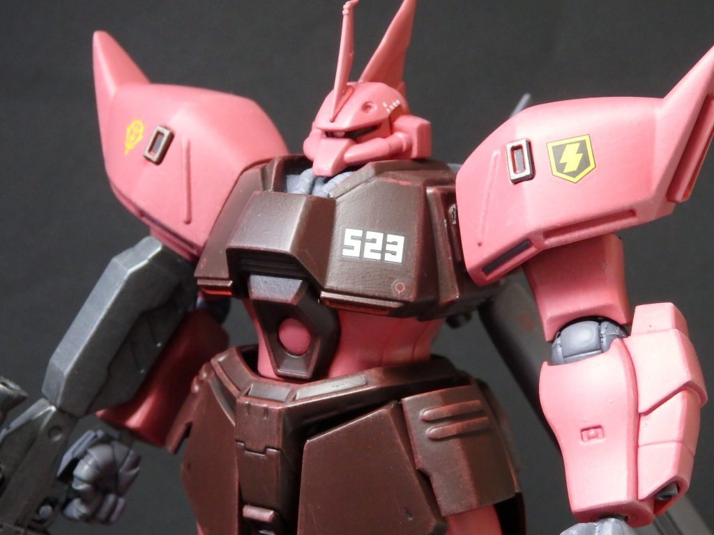 今回はいつもよりマーキング多めです。側頭部に手描きで撃墜マークを描いてみました。