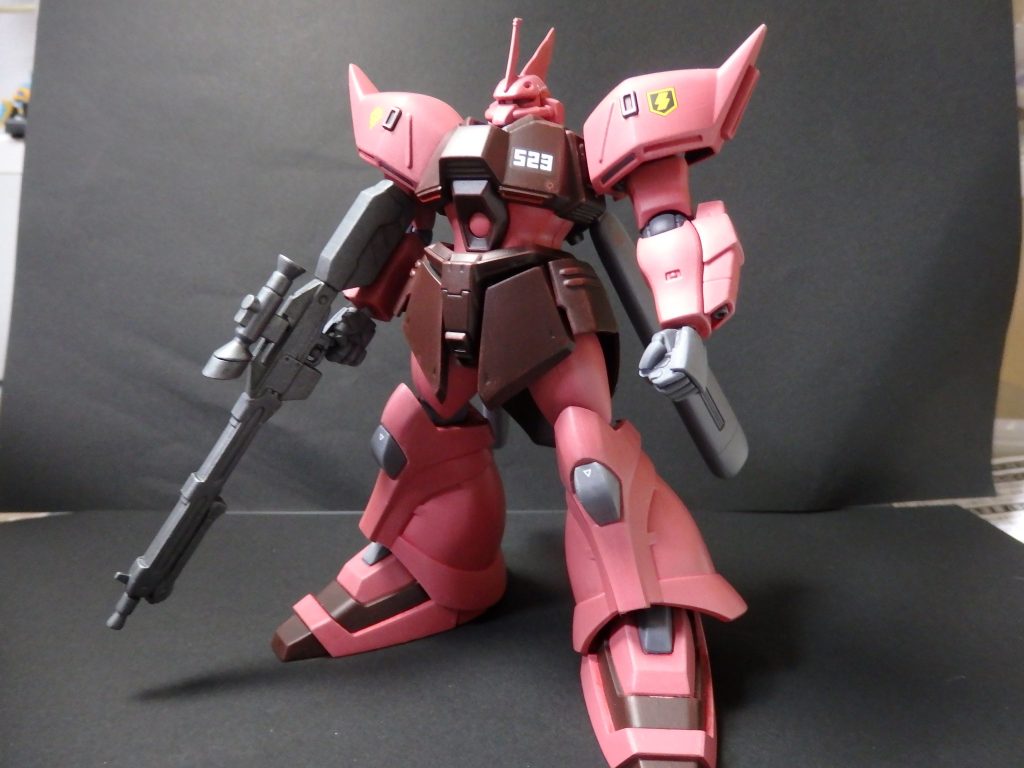 プロポーションの改修は胸部と腰部を前後に2mmと1mm。肩アーマーを接着面で1mm、胴体側に1mm、大腿を2mm、脛を1mmそれぞれ幅増しし、フロントアーマーも1mm延長して全体的にボリュームアップしました。ブレードアンテナはビルダーズパーツ、左の握り手のみ次元ビルドナックルに交換、手甲はキットの物を移植。