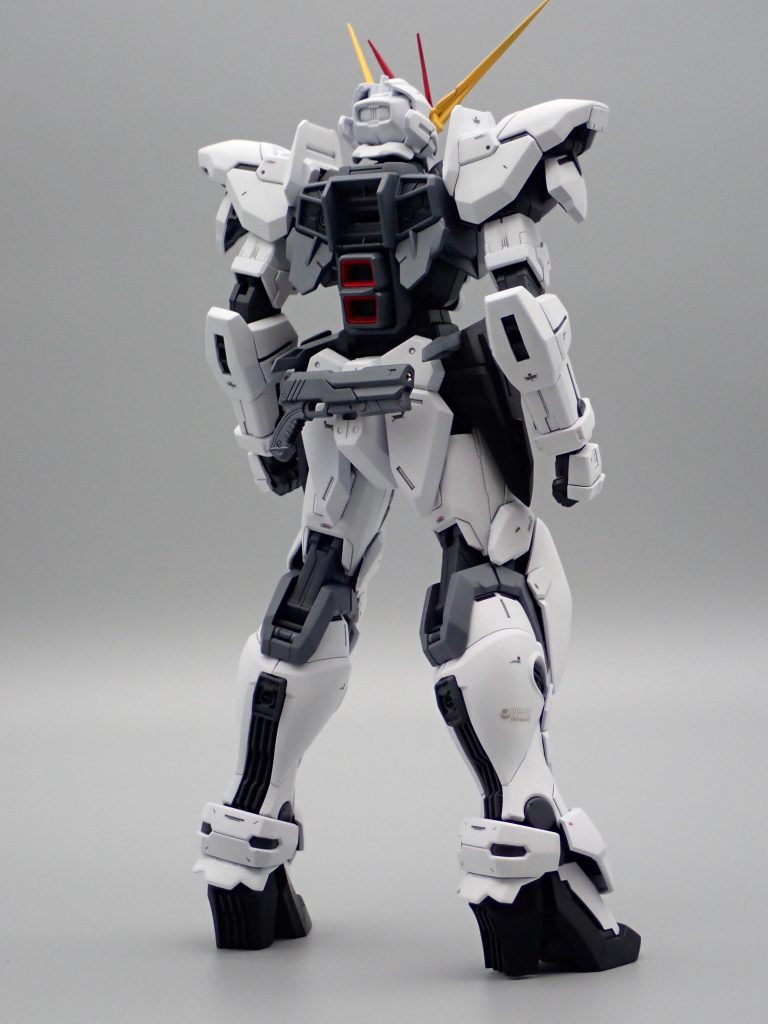 背中のスラスターはストライクのものに変更し、ハンドガンを腰にマウント出来るようにしています。