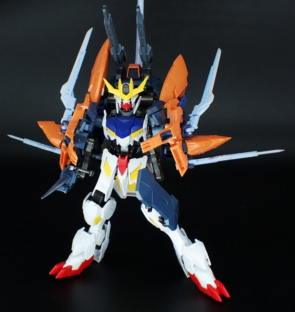 前方から。4基の大型ブレードによって突進しながら敵を切り刻むという戦闘スタイルを余儀なくされるため通常のMSとは操作感が大きく異るものの、三日月としては「分かりやすくていいんじゃない」とまあまあな評価。