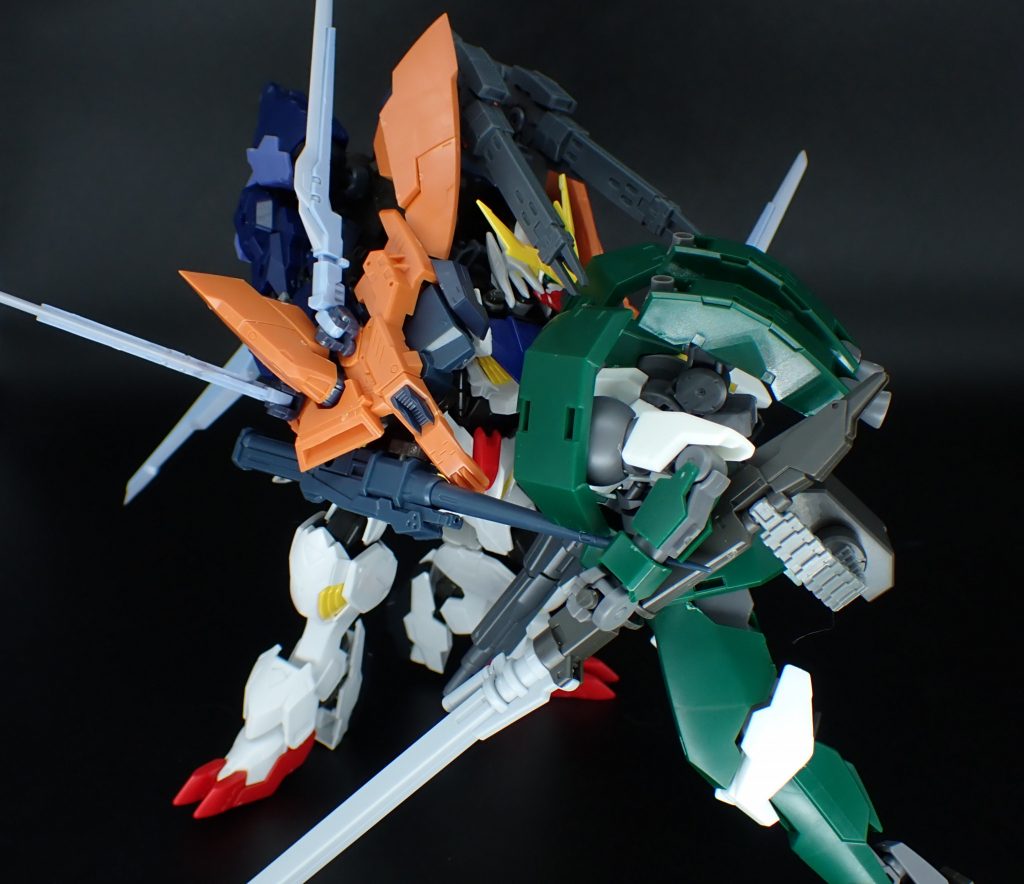 サブアームには対MS用ランスが装備されているほか、背面にもジャンク品のMS腕部が配されている。