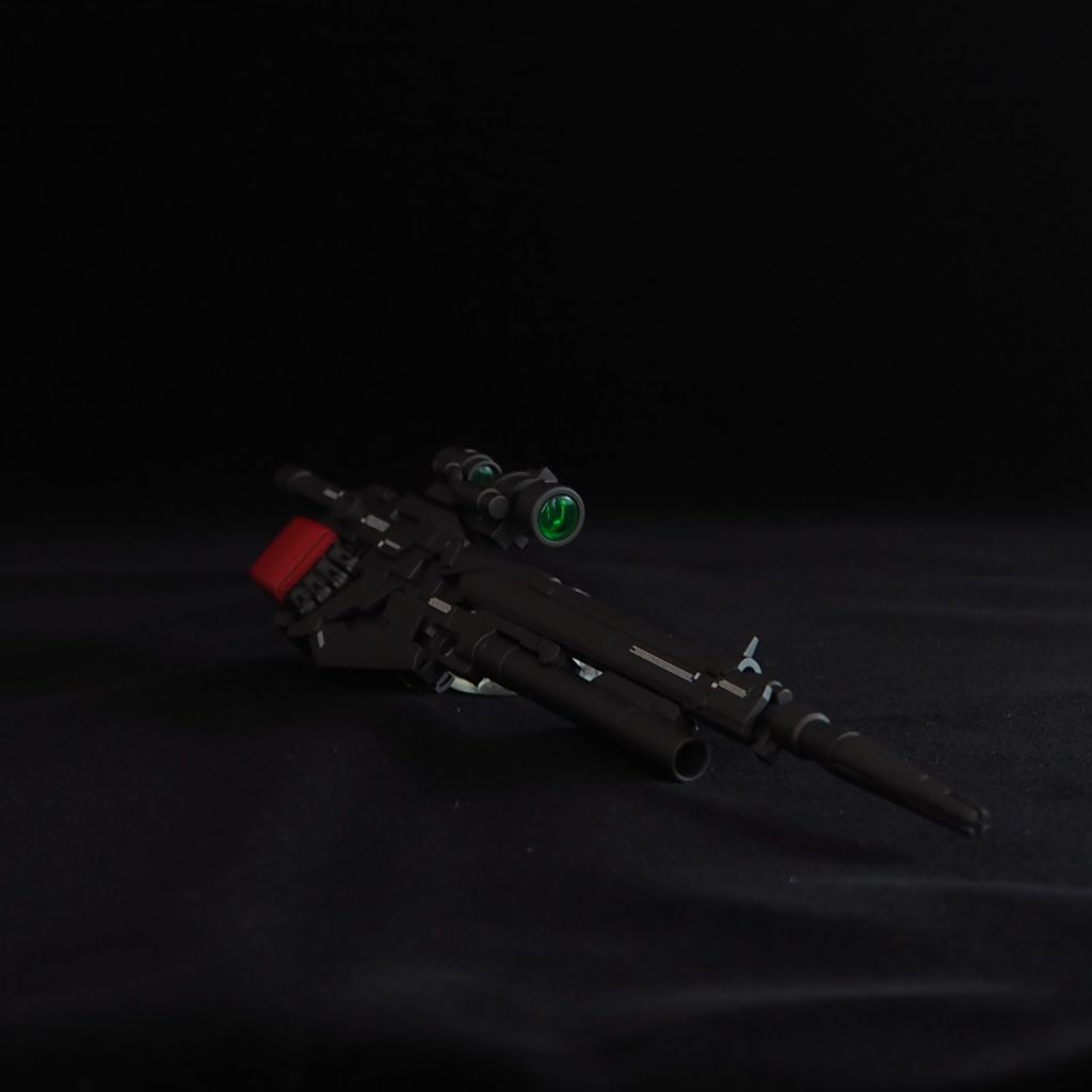 ライフル。スコープ部は光を反射するようにラピーを入れています。