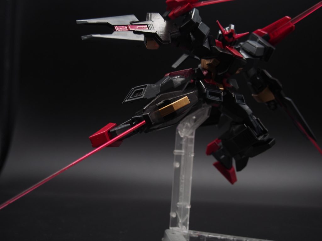 エネルギーを使い切ったあとは、グラストロランチャーとツインドッズライフルをパージしビームサーベルを主体とするまた、脚部にもビームサーベルが搭載されている