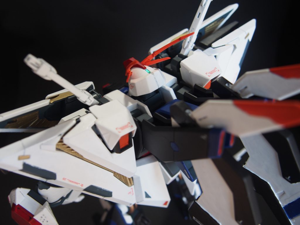 スタビライザーは基部を逆に取り付けて、ちょっとヒロイックな雰囲気に。