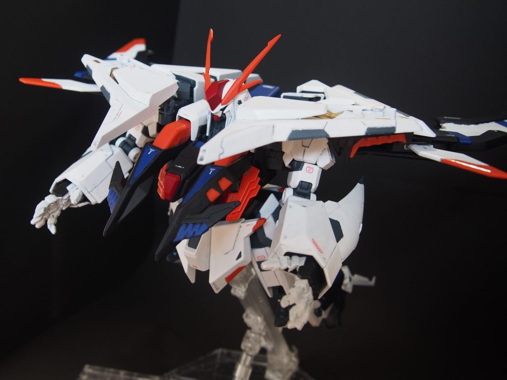 カラーリングは、ガンダムっぽさと、でも悪役感・ゲテモノ感を失わない感じをイメージ。