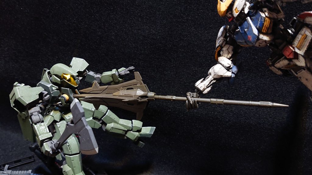 ジャンク品として入手したもう一体のコクピットカバーで、MGバルバトスのメイスのパイルバンカーが刺さる穴を開けたパーツを作製し、討たれる瞬間も再現出来る用にしました。