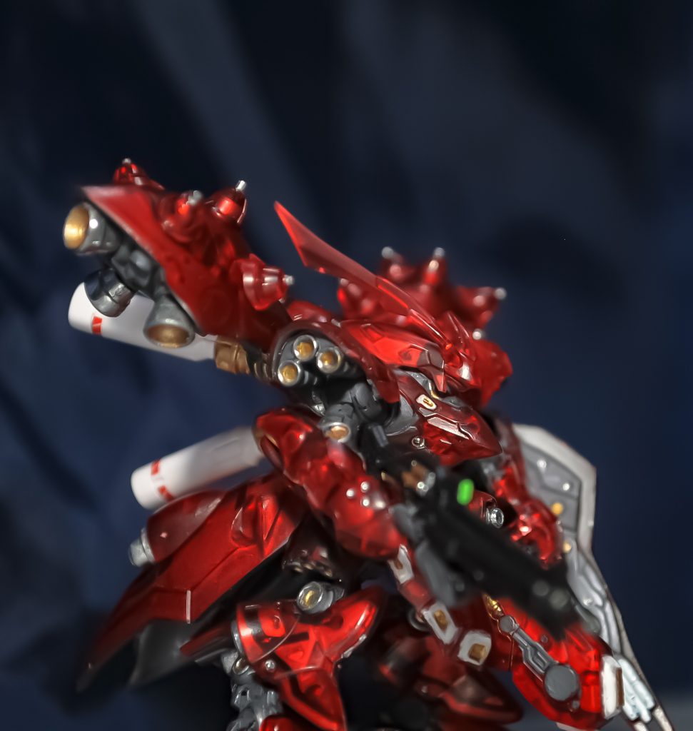 塗装はほぼ筆塗りでクリアパーツが残る部分は裏側にクロームシルバーを塗り、プロペラントタンク部はピンクサフ→EXホワイトでエアブラシ塗装しました。