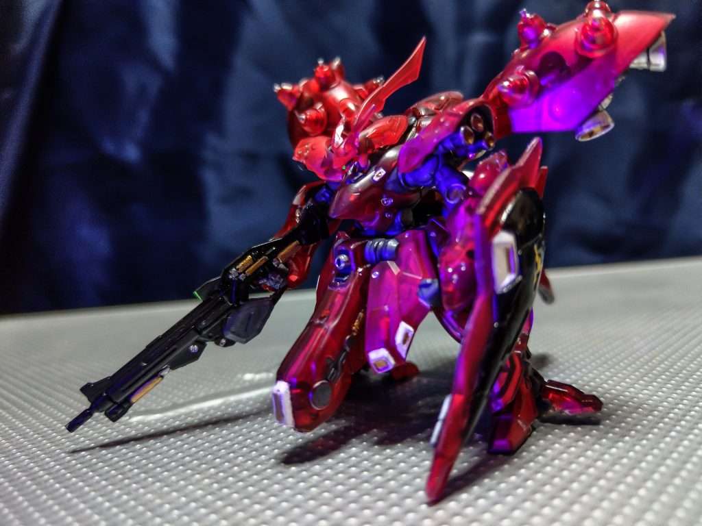 塗ったけど全く目立たないモノアイを何とか見せようとブラックライトを当ててみました。