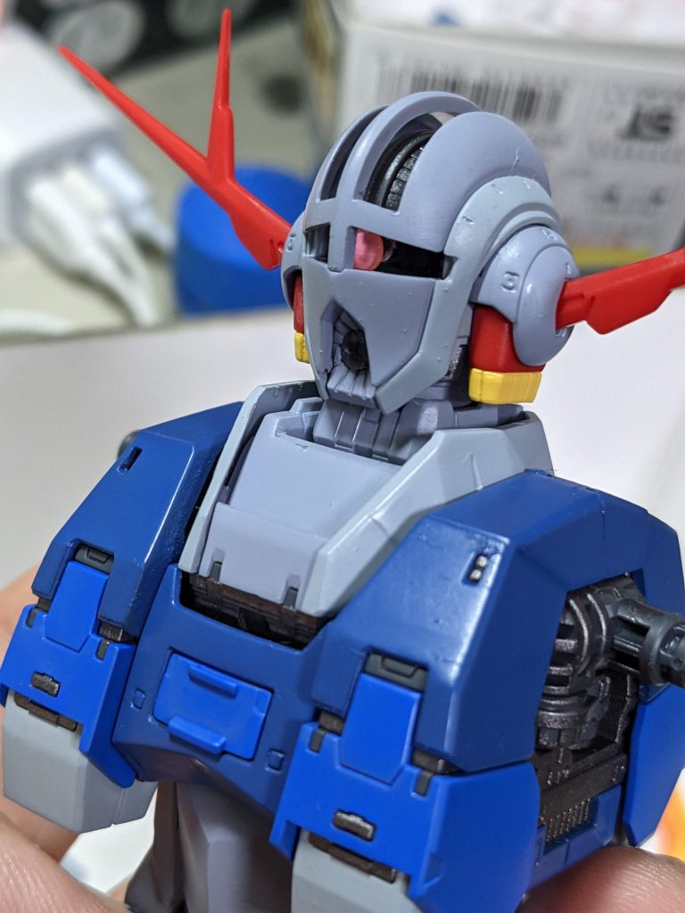 製作途中。明るいブルー部が明るすぎたので塗り直ししてます。モノアイはHアイズに換装しています。