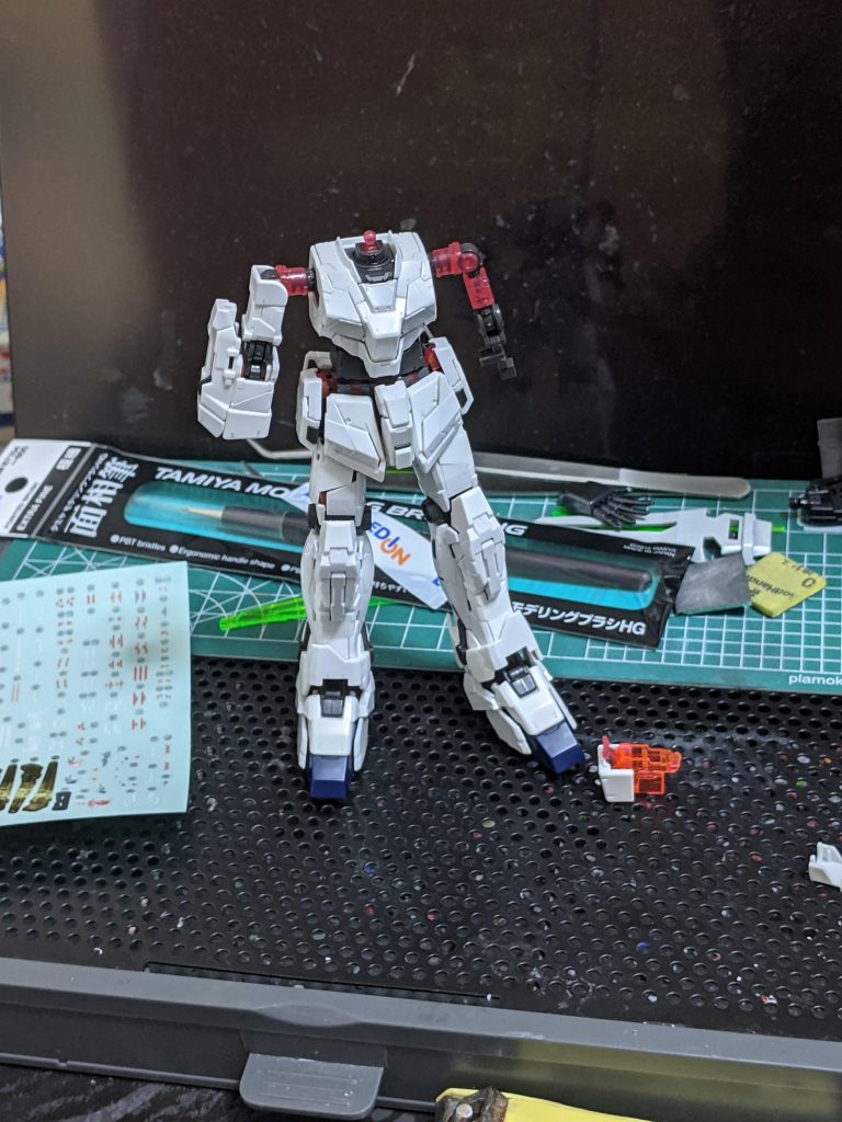 説明書通りに組み立てました。パーツを2度切りし、デザインナイフやヤスリでゲート跡も整えました😄一部に組み立て途中で貼るリアルティックデカールもあるので、順番通りに組み立てました❗