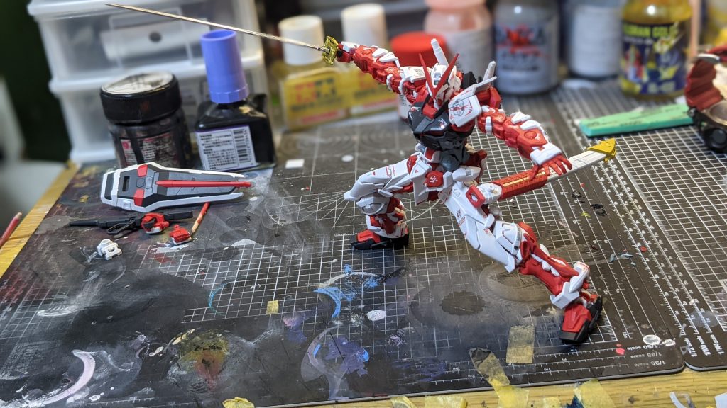 机上が散らかっているのは置いておいてまさに武のモビルスーツのようなポーズにすることが出来る、流石RG 