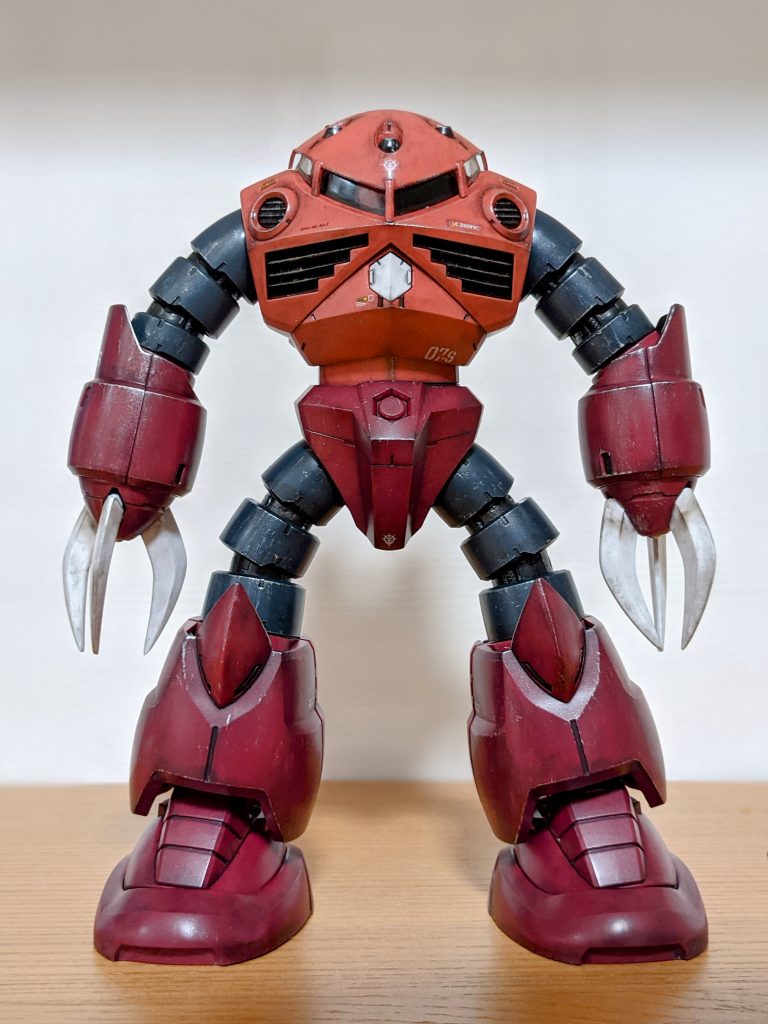 安定のほぼ成型色仕上げからのウェザリングです。部分塗装は見える部分の内部フレームと胸部ダクトをアクリジョン黒鉄色で、モノアイ(クリアパーツ裏のみ)をアクリジョン メタリックレッドで筆塗りです。