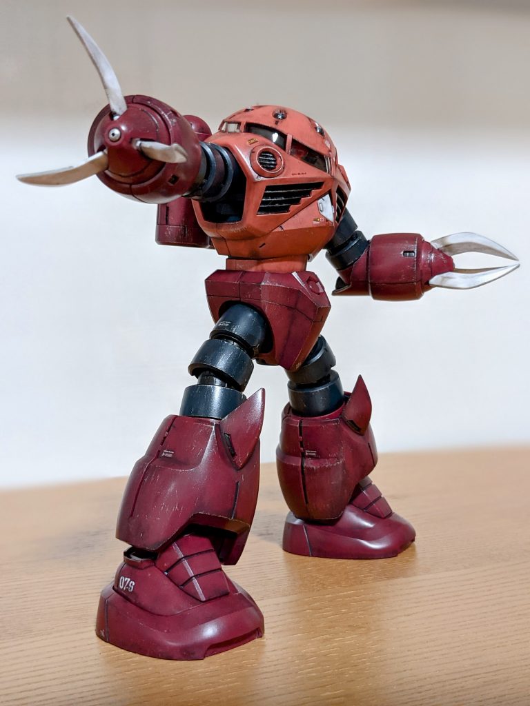 ウェザリング後半戦!ウェザリングマスターBススを使用して、ウェザリングカラーで付着しきらないエッジ部分を汚してます。タミヤ エナメル塗料チタンシルバーで、全体にドライブラシをかけて金属感UP!!仕上げは半光沢トップコートです。