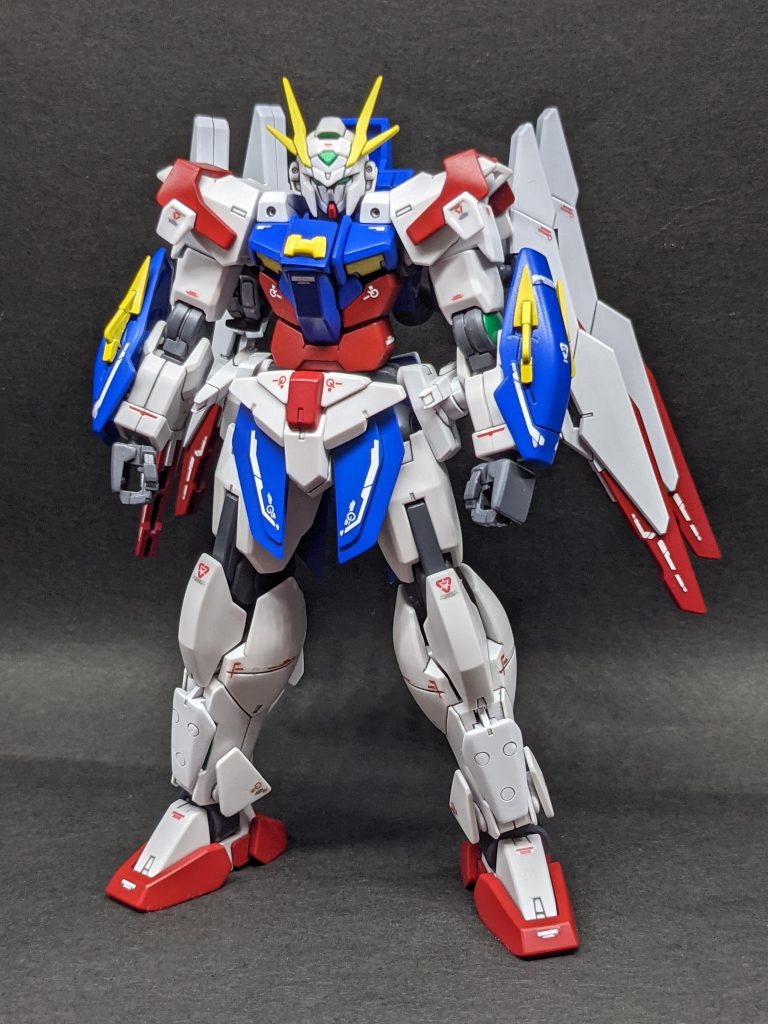 ＜フロントショット＞使用キットはダブルオースカイメビウスで、あとはジャンクパーツとプラ板のみです。ゴッドのパーツを一切使わずにゴッドのプロポーションにできるだけ近づくように頑張りました。特徴的なナックル部分はV2のリアスカートを切り貼りし、腰アーマーはプラ板で作成