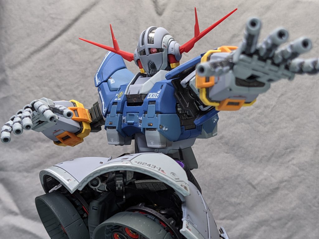 スカート、肩アーマー、胸ブロックの分割によりメリハリ効いたポージングが可能です。