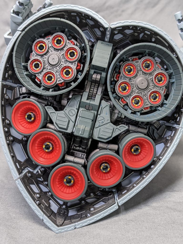 バーニア。大きいサイズの根元はよく見る股関節式になっており、改造すれば脚をつけることもできそうです。