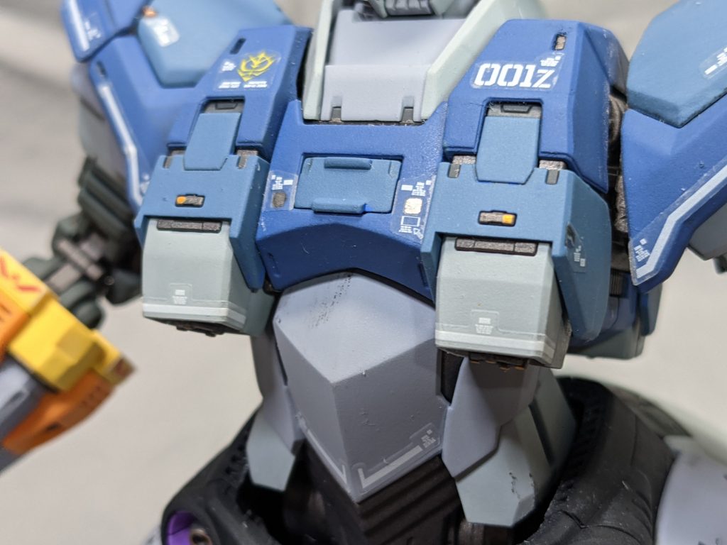 塗装で遊ぶさなだ式。機体各所に金で差し色を入れています。