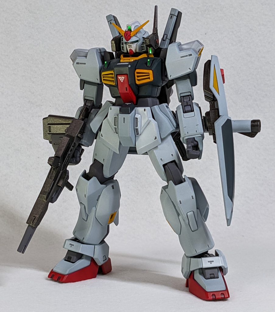 水性塗料アクリジョンを使用しているのですが、白は隠ぺい力が低く、何度も重ね塗りをしたのですが暗めのグレーな印象になりました